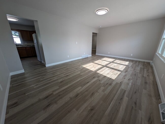 Building Photo - 2 Bedroom, 1 Bathroom house with garage an...