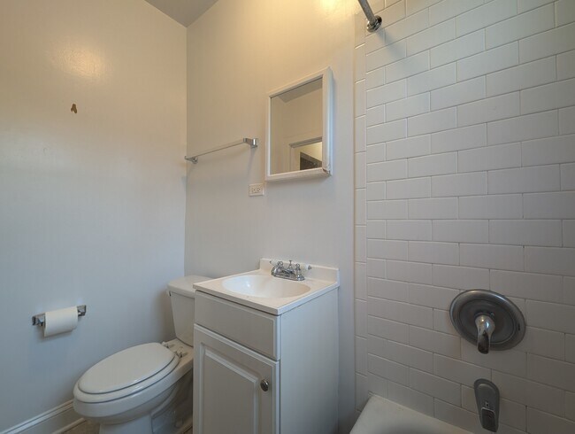 Building Photo - 2617 N Spaulding Ave