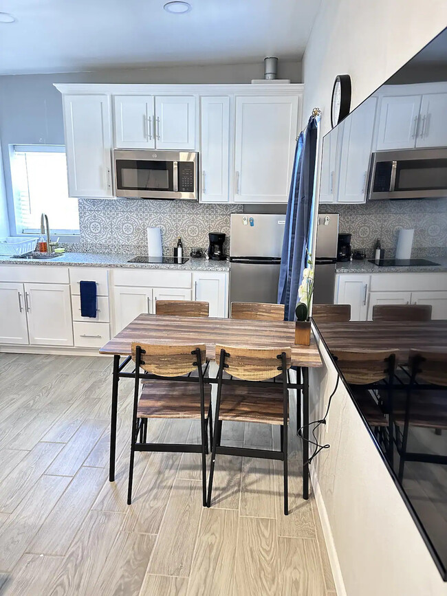 Kitchenette with Dining Table - 3919 Monroe Ave