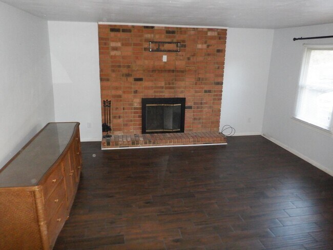 Building Photo - Downs1345-1347