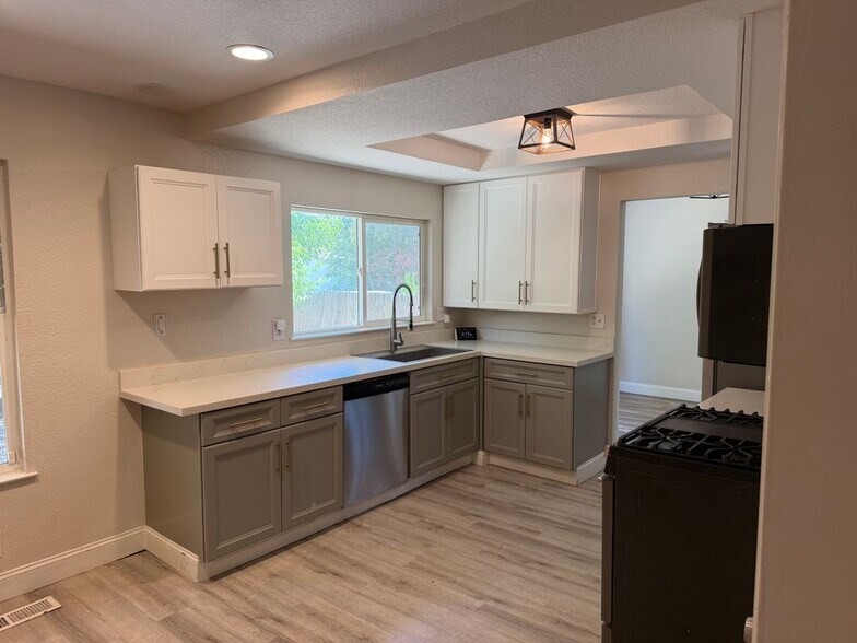 Building Photo - 2672 Kingston Ct