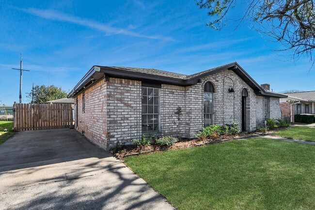 Building Photo - 8011 La Roche Ln