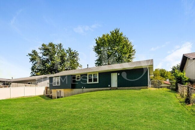 Building Photo - 130 Del Oro Dr