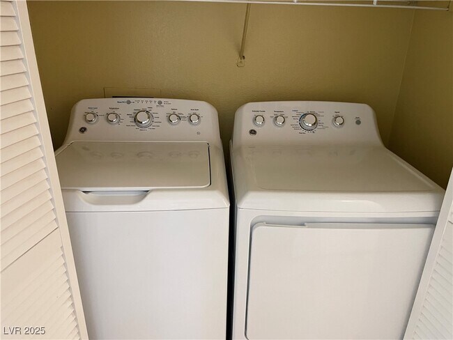 Building Photo - 1150 N Buffalo Dr