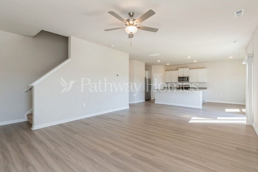 Building Photo - 102 N Sina St