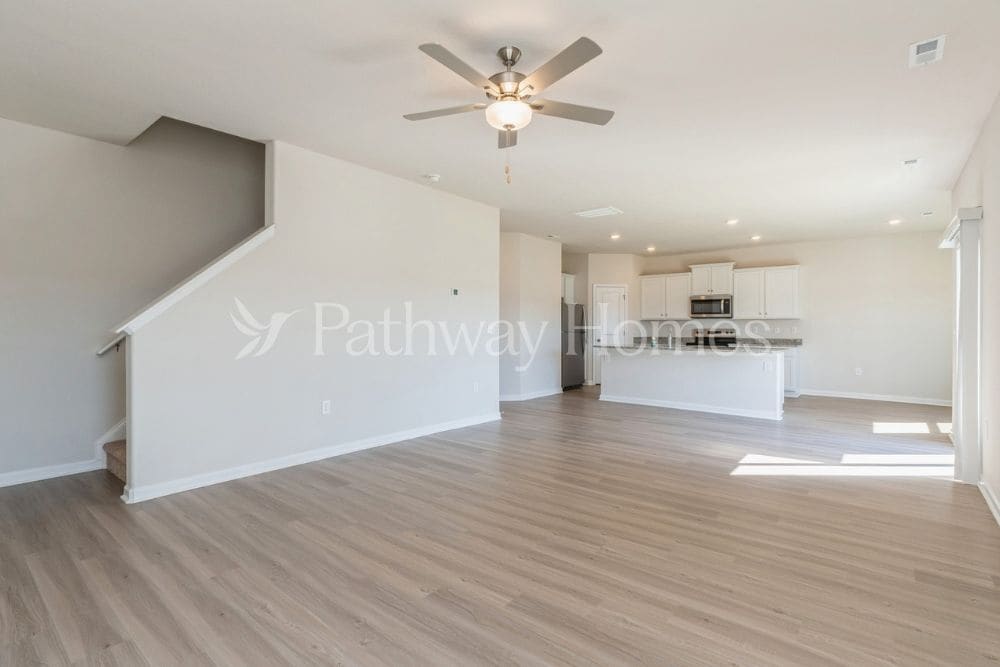 Building Photo - 102 N Sina St