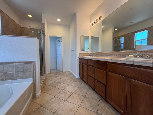 Building Photo - Gorgeous 4 Bed, 3 Bath in Brentwood with S...