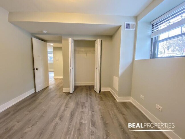 Building Photo - 2 bedroom in EVANSTON IL 60202