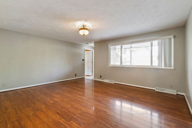 Building Photo - 400 Tedmon Dr