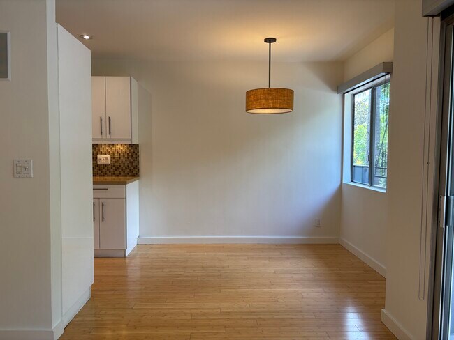 Building Photo - 1250 N Kings Rd
