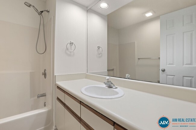 Building Photo - Updated Wyndemere Condo at Yacht Cove – Fr...