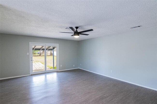 Building Photo - 207 N Cougar Ave