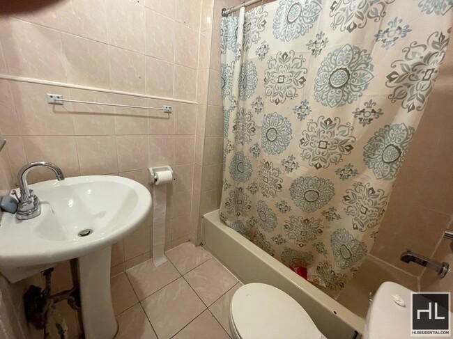 Building Photo - XXL ROOM FOR RENT  NEWKIRK AVENUE PRIME DI...