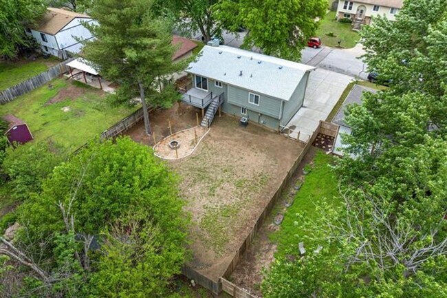 Building Photo - Spacious home near 55th st. S. and Broadway