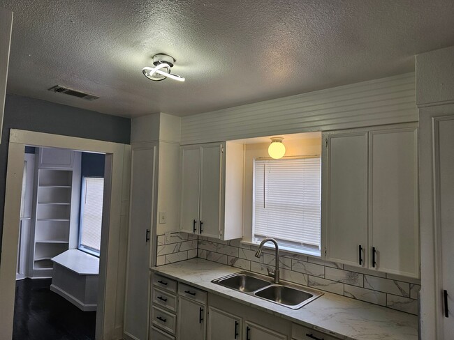 Building Photo - 2 bedroom house for rent in Downtown Killeen