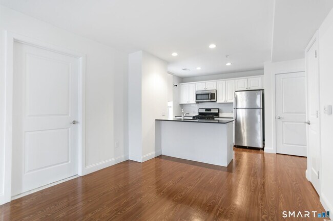 Building Photo - 947 Hope St