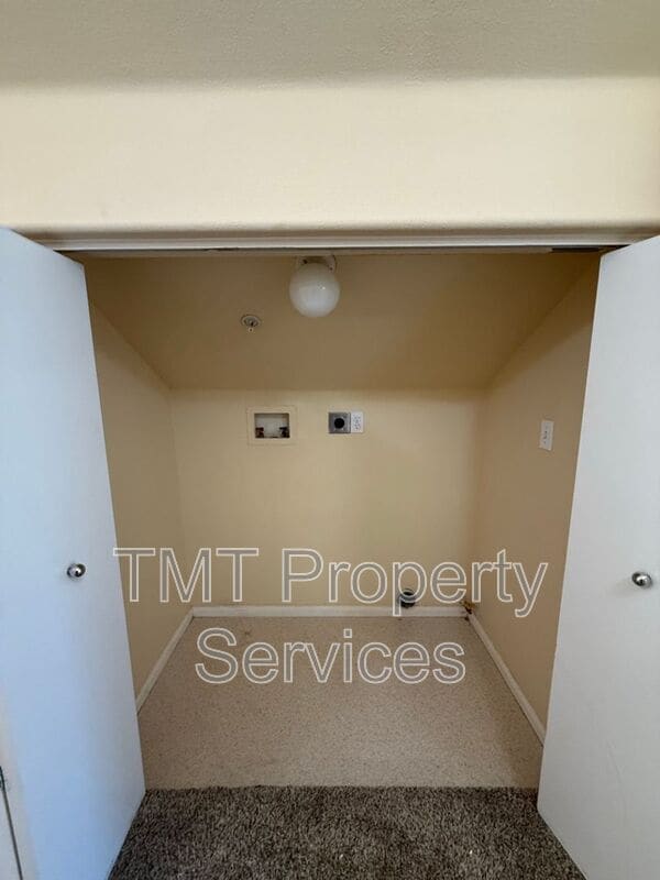 Building Photo - 595 Ave of Flags