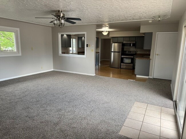 Building Photo - 5 Bedroom ,3 bathroom Single Family Unit
