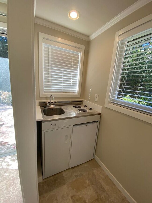 Building Photo - 4110 El Bosque Dr