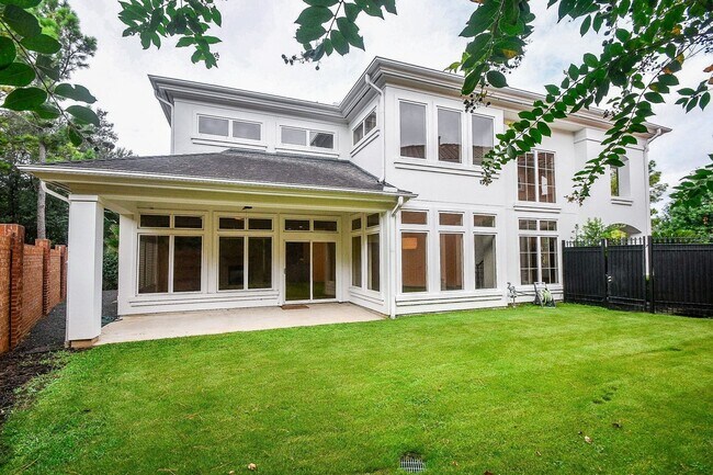 Building Photo - 2826 Tudor Manor