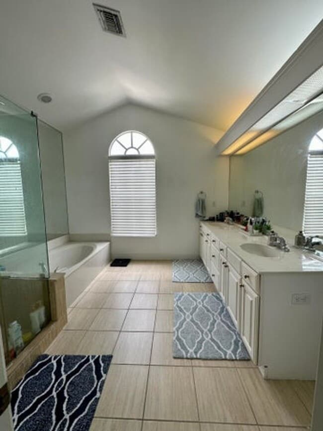 Building Photo - 5425 Grand Park Pl