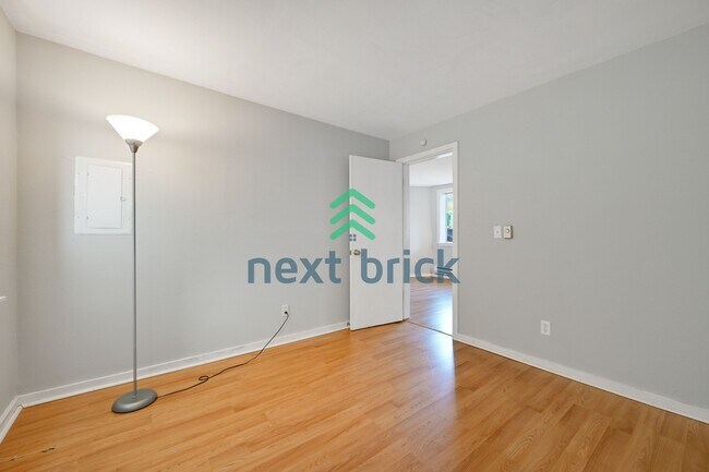 Building Photo - "Charming 2-Bed Retreat in Seattle's Heart – Cozy 840 Sq Ft Haven on 14th Ave West!"