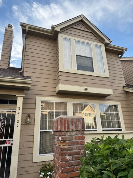 Building Photo - 3410 W 98th Pl