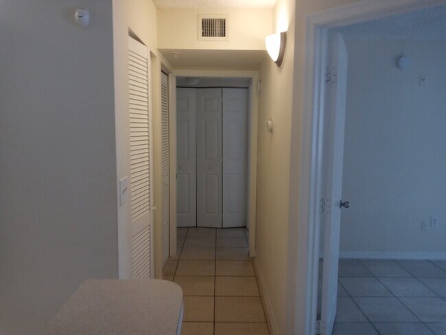 Building Photo - Spacious 3bedroom, 3bath condo unit