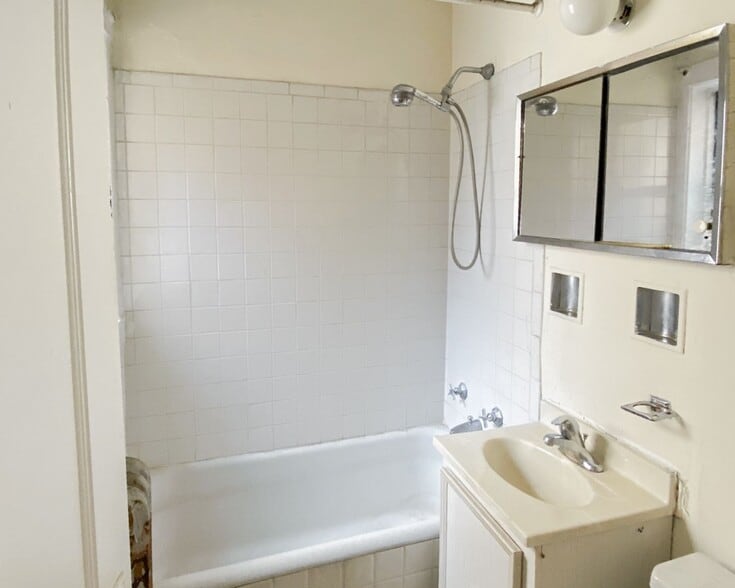 Building Photo - 526 W Cornelia Ave