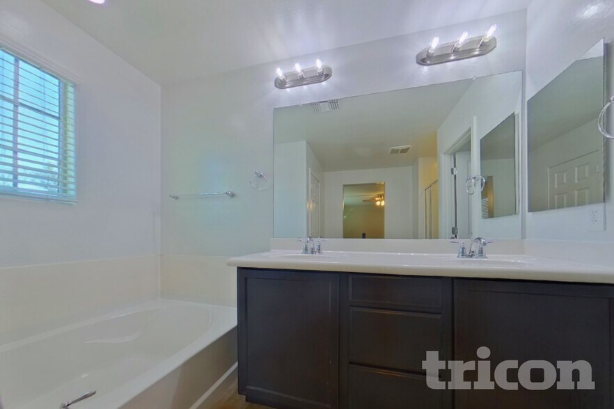 Building Photo - 5733 W Milada Dr