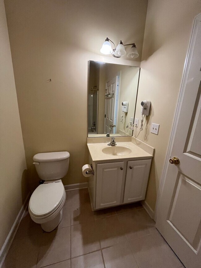 Building Photo - Discover this well-appointed 3-bedroom plus bonus room , 2-bath home in Carleton Place