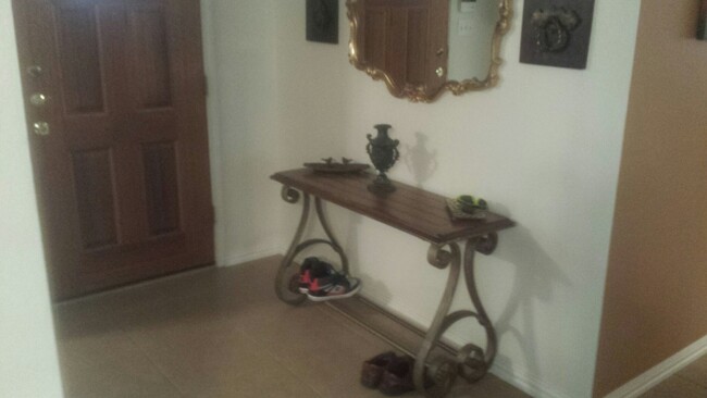 Entry Foyer Table Incl - 1613 Apollo Cir