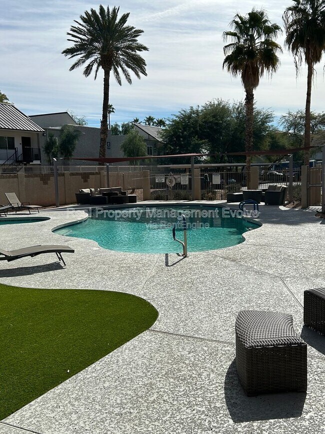 Building Photo - 920 E Devonshire Ave