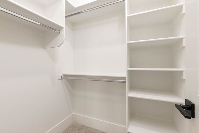 Building Photo - 6 bedroom with RV Garage and Hot Tub