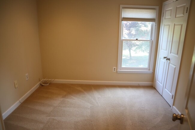 Building Photo - Gorgeous Large 4 level TH in the best Nort...