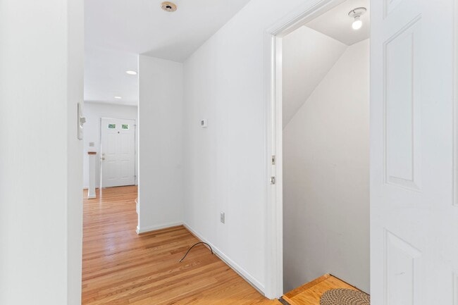 Building Photo - Spacious Townhouse with Basement in Farmvi...
