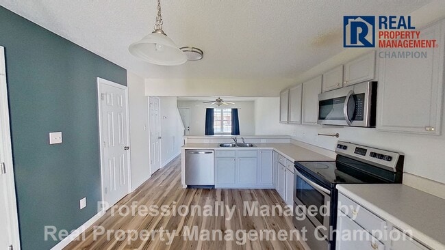 Building Photo - Super cute 2 BD/2.5 BA Townhome with Screened Porch