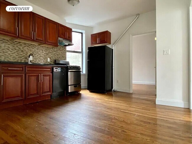 Primary Photo - 215 E 4th St