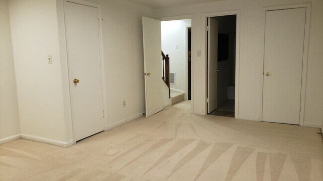 Building Photo - Convenient Location and Great Price!