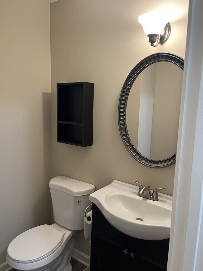 Building Photo - "Charming 2-Bed, 2.5-Bath Townhouse Retrea...