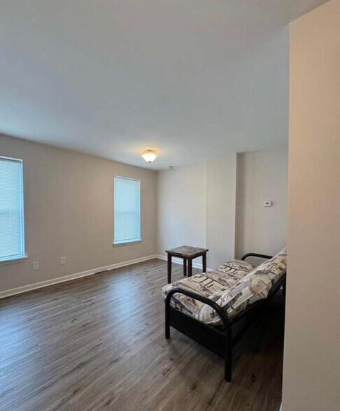 Building Photo - 731 W 4th St