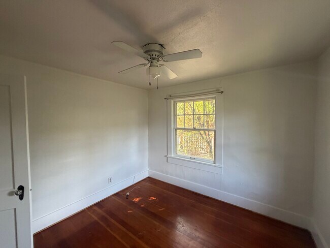 Building Photo - 1725 W 9th Pl