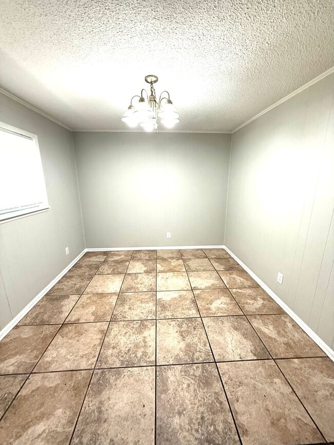 Building Photo - ** 4 Bed 1.5 Bath located by lagoon park ** Call 334-366-9198 for a self tour