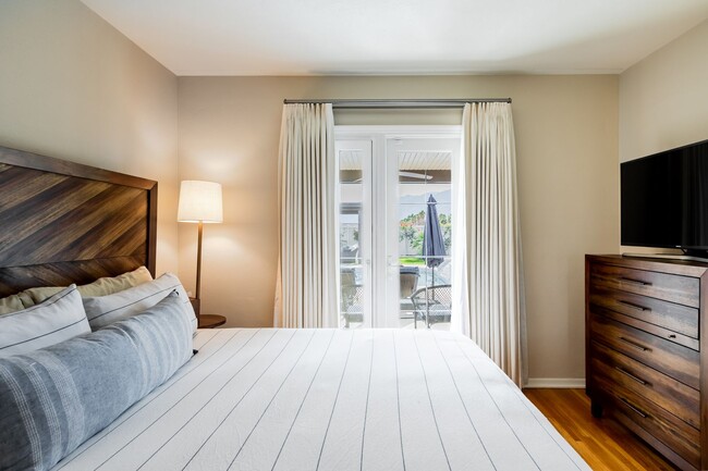 Building Photo - Movie Colony Oasis - Peaceful, Walk to Downtown (Monthly Only - No Long Term)