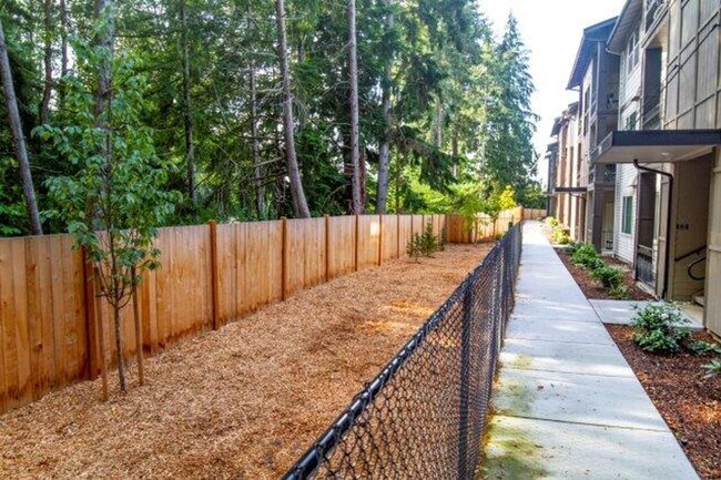 Building Photo - 1 bedroom Townhome with attached garage