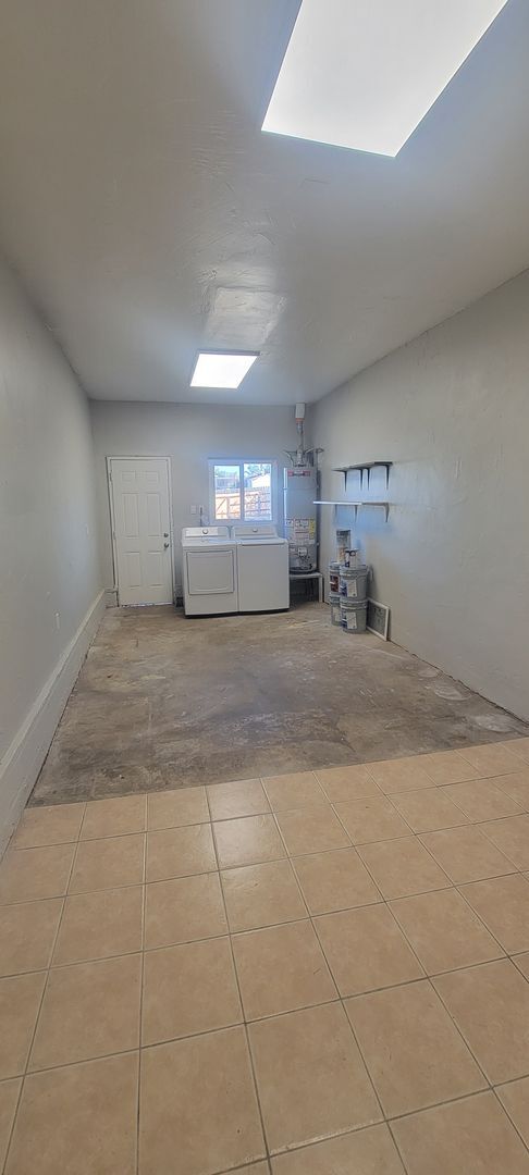 Building Photo - 2-Bed, 1-Bath House w/1-Car Garage & Large...