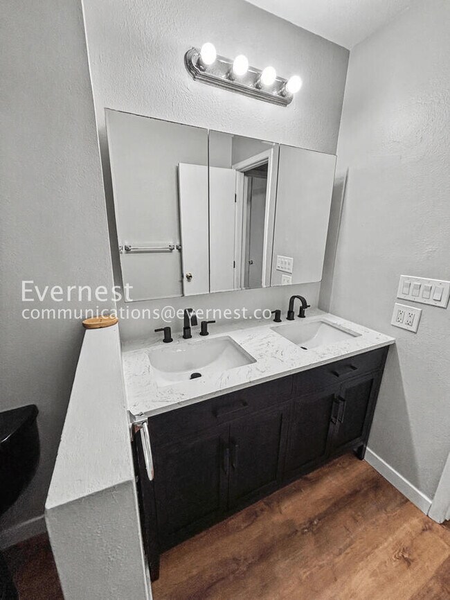 Building Photo - PROMO: Half Off the First Month's Rent! / 3 Bed, 1 Bath Townhome with Garage & Fenced Yard