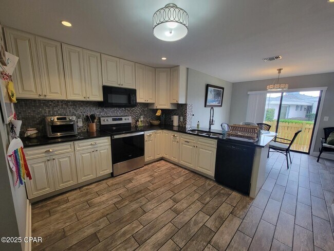 Building Photo - 633 Amberjack Dr