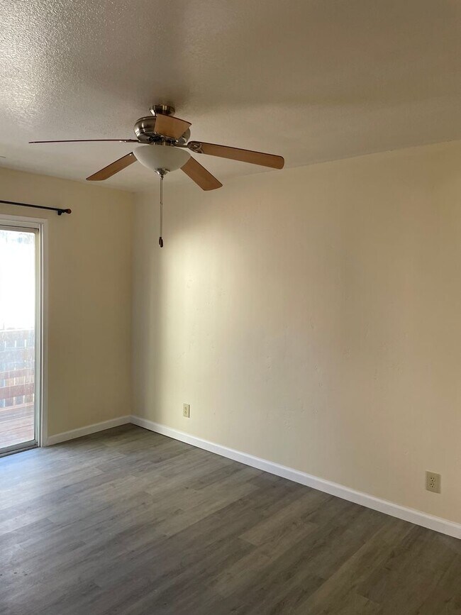 Building Photo - 3 BED 2 BATH IN SHASTA LAKE