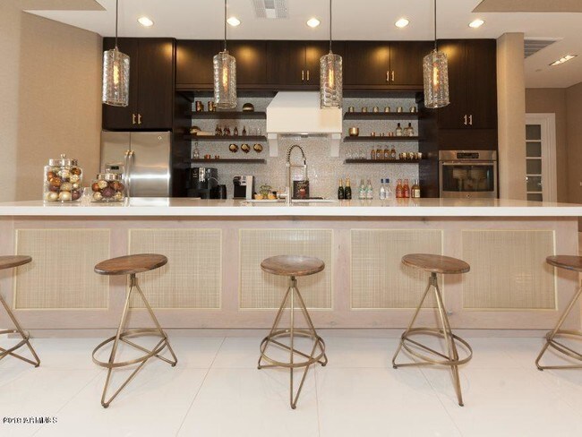 Building Photo - 7100 E Lincoln Dr